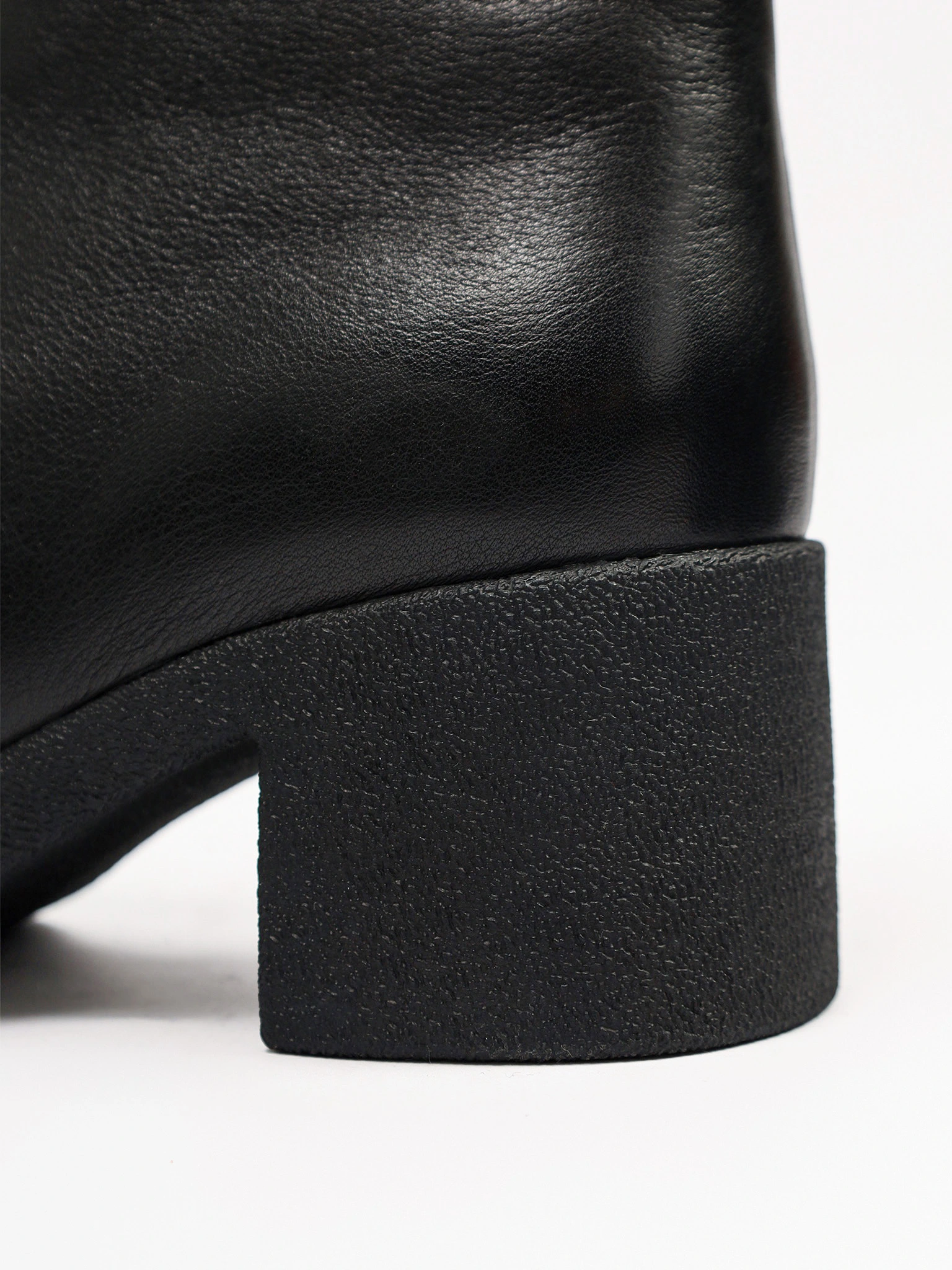 Ботильоны черного цвета на широком высоком каблуке